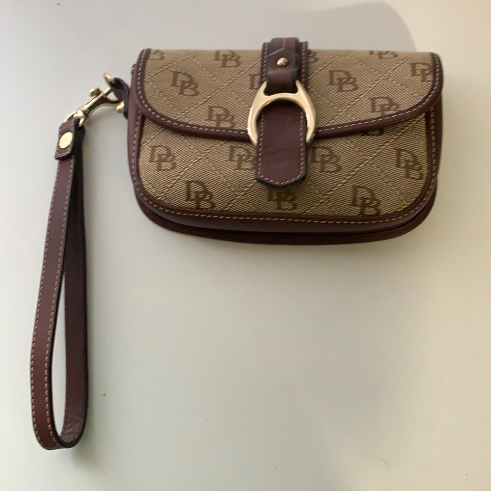 (SOLD) Dooney & Bourke wristlet